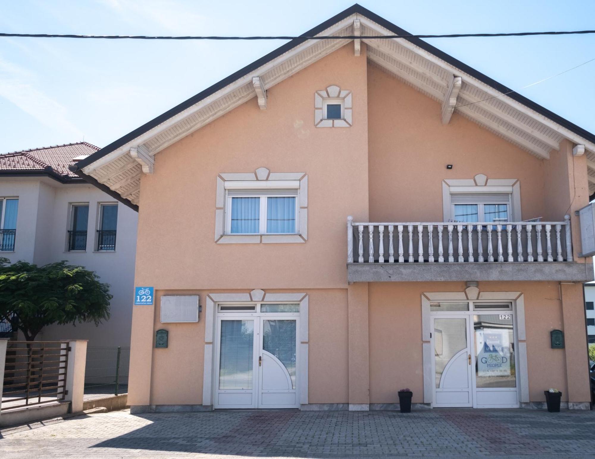 Good People Apartment Bihac Bagian luar foto